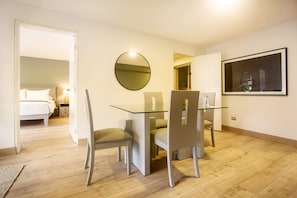 Apartment (201) | Living area | 40-inch Smart TV with cable channels - Wynwood San Martin in Miraflores (Lima)