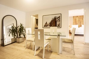 Apartment (203) | Living area | 40-inch Smart TV with cable channels - Wynwood San Martin in Miraflores (Lima)