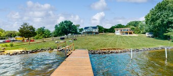 Charming getaway with a fireplace, large deck, paddle boards & porch swing