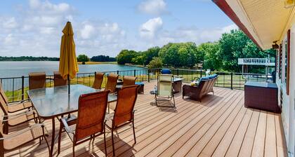 Charming getaway with a fireplace, large deck, paddle boards & porch swing