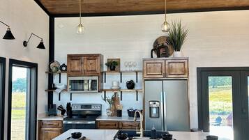 Réfrigérateur, four à micro-ondes, un four, surface de cuisson