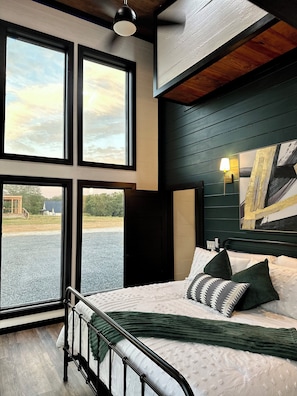 1 habitación, tabla de planchar con plancha, wifi gratis y ropa de cama
