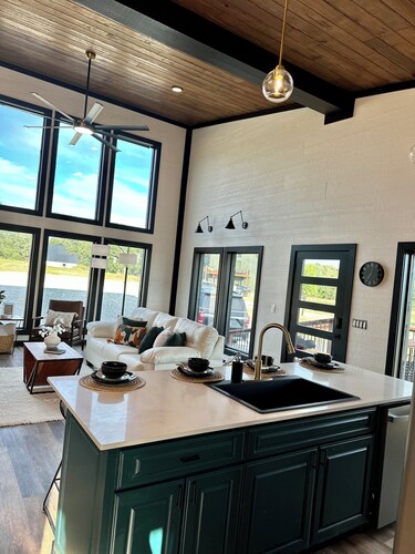 Barely Behaving- Luxury family & Couples Cabin w/Hot tub & Grill 