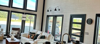 Barely Behaving- Luxury family & Couples Cabin w/Hot tub & Grill 