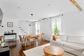 TV - Cozy Greenport Cottage | House in Greenport with a private pool & sauna (Greenport)