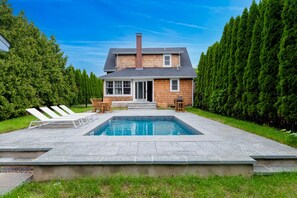 A heated pool - Cozy Greenport Cottage | House in Greenport with a private pool & sauna (Greenport)