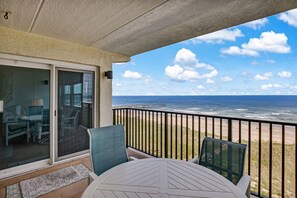 Outdoor dining - Seaside Serenity: Oceanfront Haven (Fernandina Beach)
