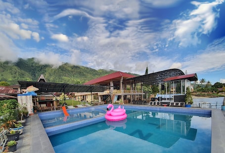 Una piscina al aire libre