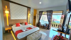 Une chambre d’hôtel moderne dotée d’un grand lit, d’un balcon avec vue et d’un espace bien éclairé.