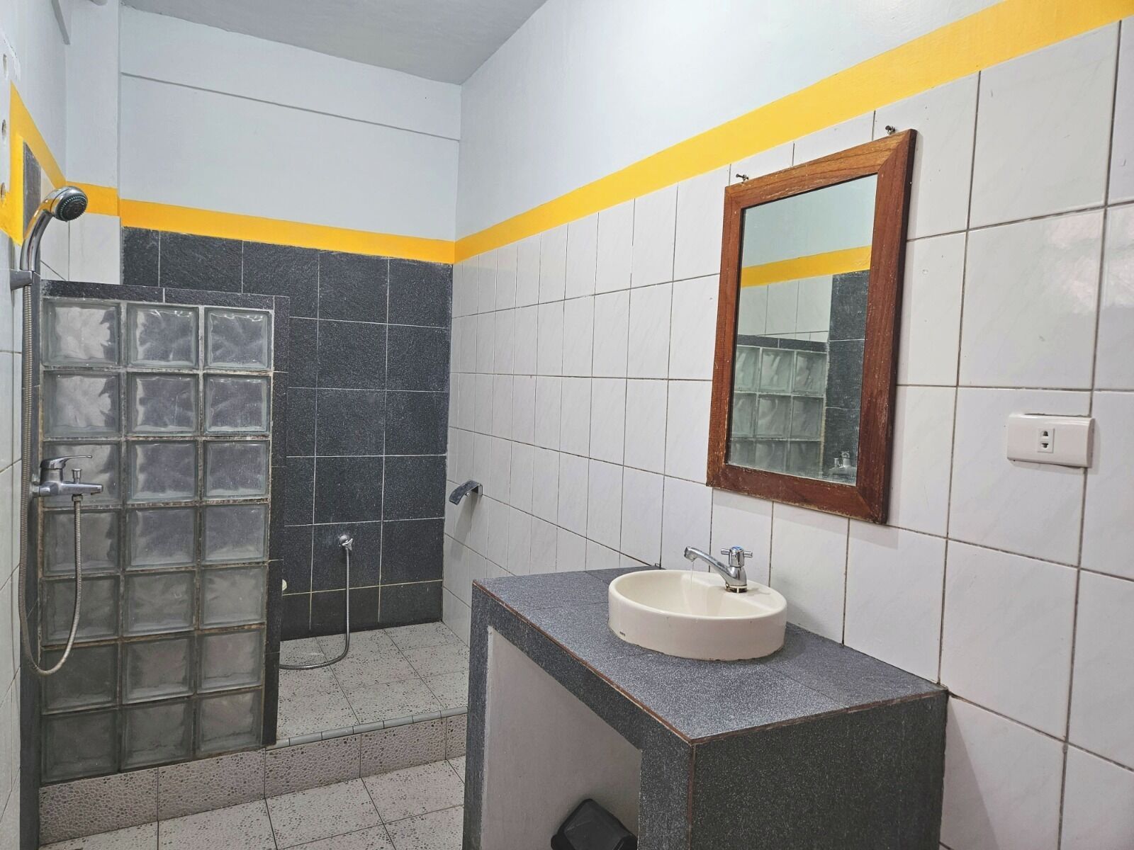 ห้องดีลักซ์ | ห้องน้ำ | ฝักบัว, ของใช้ในห้องน้ำฟรี, ไดร์เป่าผม (มีให้บริการตามคำขอ)