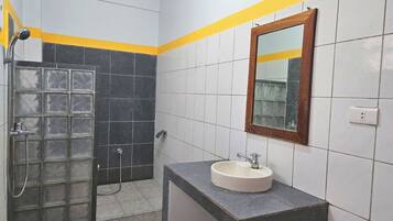 Kamar Deluks | Kamar mandi | Shower, perlengkapan mandi gratis, pengering rambut, dan sandal