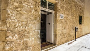 Un bâtiment en pierre avec une enseigne portant l’inscription « Grun’s Place » au-dessus d’une porte.