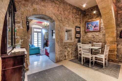 Mdina • Annie’s Place • Sweet 300Y.O. Townhouse with Norman Arch Inside Walls