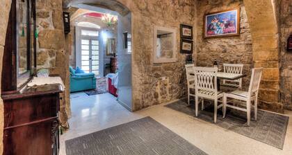 Mdina • Annie’s Place • Sweet 300Y.O. Townhouse with Norman Arch Inside Walls