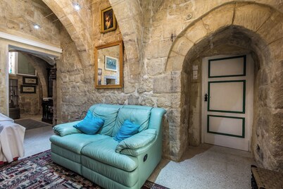 Mdina • Annie’s Place • Sweet 300Y.O. Townhouse with Norman Arch Inside Walls