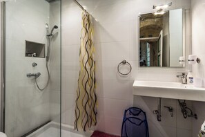 Haartrockner, Handtücher, Seife, Shampoo