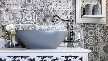 Een douche, een haardroger, handdoeken, zeep