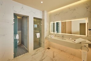 Suite de luna de miel | Baño | Bañera y ducha independientes y cabezal de ducha tipo lluvia