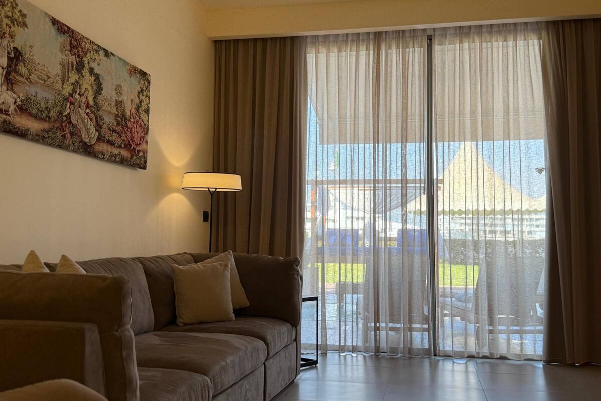 Royal Suite | Living area | Smart TV, streaming services