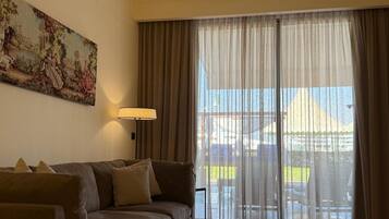 Suite Royal | Zona de estar | Una Smart TV, servicios de streaming