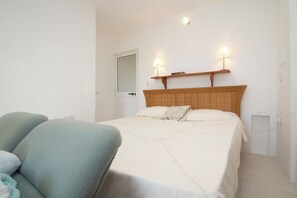 3 habitaciones, escritorio y tabla de planchar con plancha
