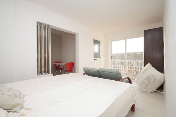 3 Schlafzimmer, Schreibtisch, Bügeleisen/Bügelbrett, Reisekinderbett