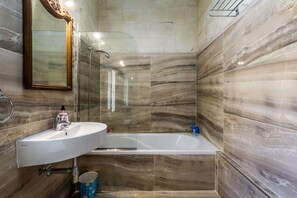 Hair dryer, towels, soap, shampoo - Mdina • Casa Tesoriere • 500 Y.O. Noble Palazzo • Stay in Silent Walled City (Mdina)