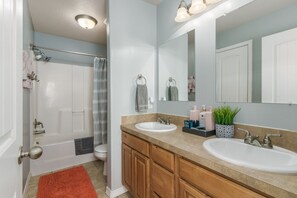 Sèche-cheveux, serviettes fournies