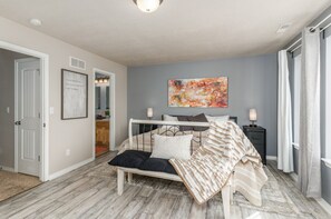 3 bedrooms, desk, iron/ironing board, free WiFi