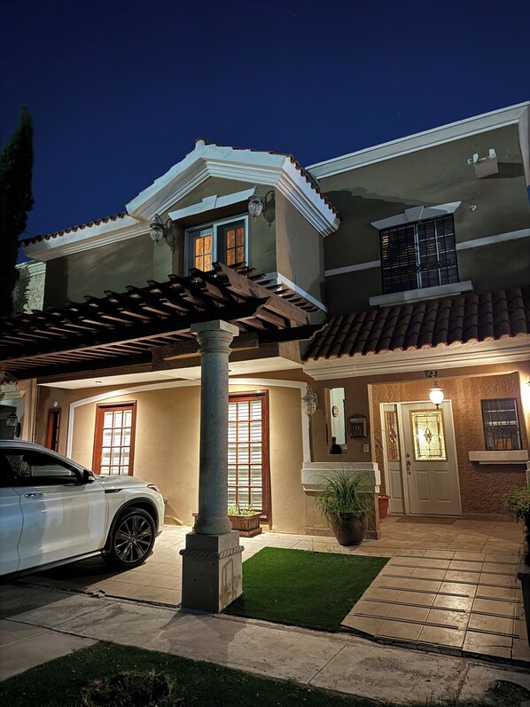 Exterior - Big cozy house in gated community behind the American Consulate, 10-minute WALK. (Ciudad Juárez)