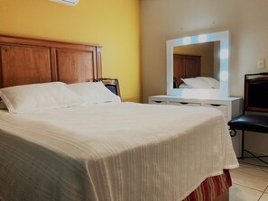 2 bedrooms, WiFi, bed sheets, wheelchair access - Big cozy house in gated community behind the American Consulate, 10-minute WALK. (Ciudad Juárez)