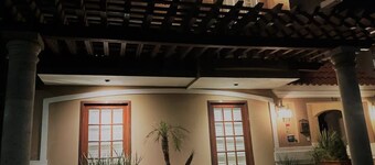 Big cozy house in gated community behind the American Consulate, 10-minute WALK.