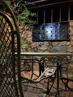 Outdoor dining - Big cozy house in gated community behind the American Consulate, 10-minute WALK. (Ciudad Juárez)