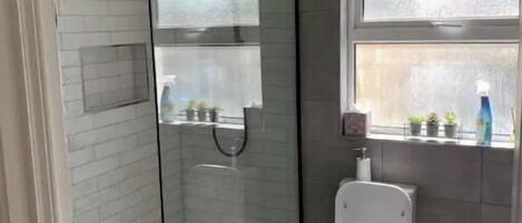 Douche, serviettes fournies