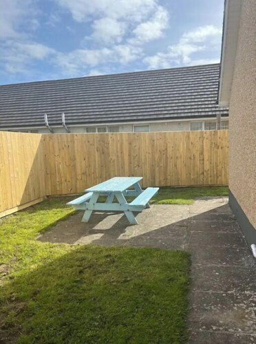 Modern 3 bedroom house close to beaches and town