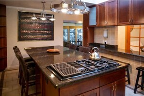 Frigorífico, horno, placa de cocina y lavavajillas