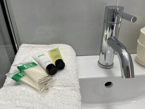 مجفف�ات شعر، مناشف، صابون، شامبو