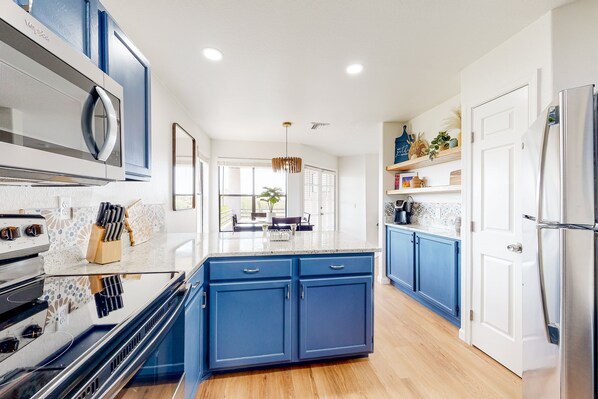 Frigorífico, microondas, horno y placa de cocina