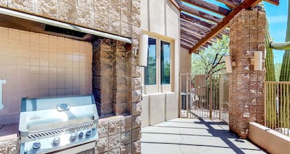 Luxurious, renovated condo in the serene Catalina Foothills with hot tub & pool
