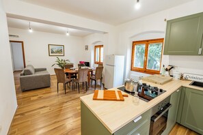Fridge, oven, stovetop, dishwasher