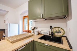 Kjøleskap, ovn, kokeplater og oppvaskmaskin