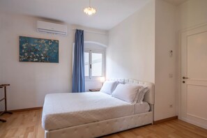 1 bedroom, iron/ironing board, WiFi, bed sheets - Elena's Apt with Lodge, near the Center (Firenze)