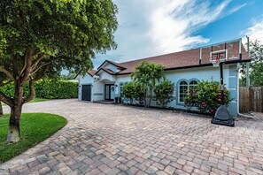 Exterior - Lux/Heated Pool/Jacuzzi/Firepit/Games/1mile to beach (Naples)