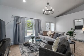 TV, table football - Lux/Heated Pool/Jacuzzi/Firepit/Games/1mile to beach (Naples)
