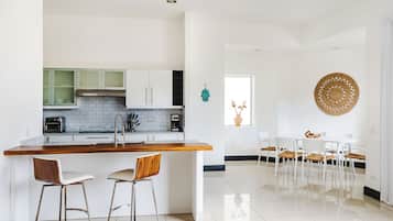 Kondo Deluks | Dapur pribadi | Lemari es besar, microwave, oven, dan kompor