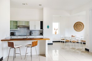 Condo luxo | Cozinha privada | Geladeira grande, micro-ondas, fogão, cooktop