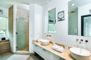 Apartamento Deluxe | Baño | Cabezal de ducha tipo lluvia, secador de pelo y toallas