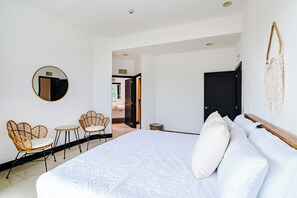 Apartamento Deluxe | Zona de estar | Televisión LED de 50 pulgadas con canales digitales