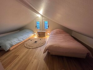 3 chambres, bureau, fer et planche à repasser, lit de bébé portatif