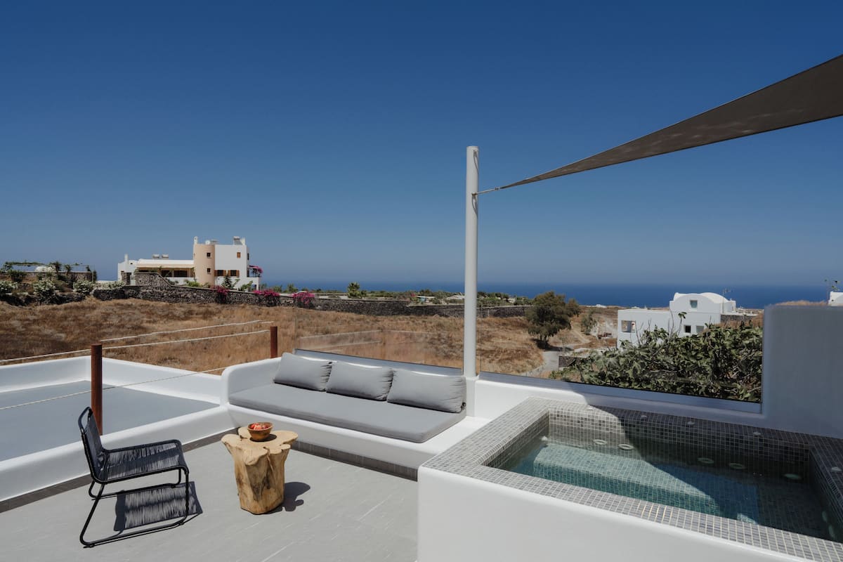 Deluxe Suite with Hot Tub and Sea View | Vista desde la habitación